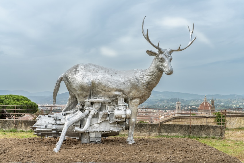 Nico Vascellari, Horse Power (Deer), 2023. Veduta dell'installazione al Forte Belvedere, Firenze. Foto. Ela Bialkowska OKNO Studio. Courtesy Studio Nico Vascellari. Collezione Parco Internazionale di Scultura di Villa Fürstenberg, Banca Ifis, Mestre