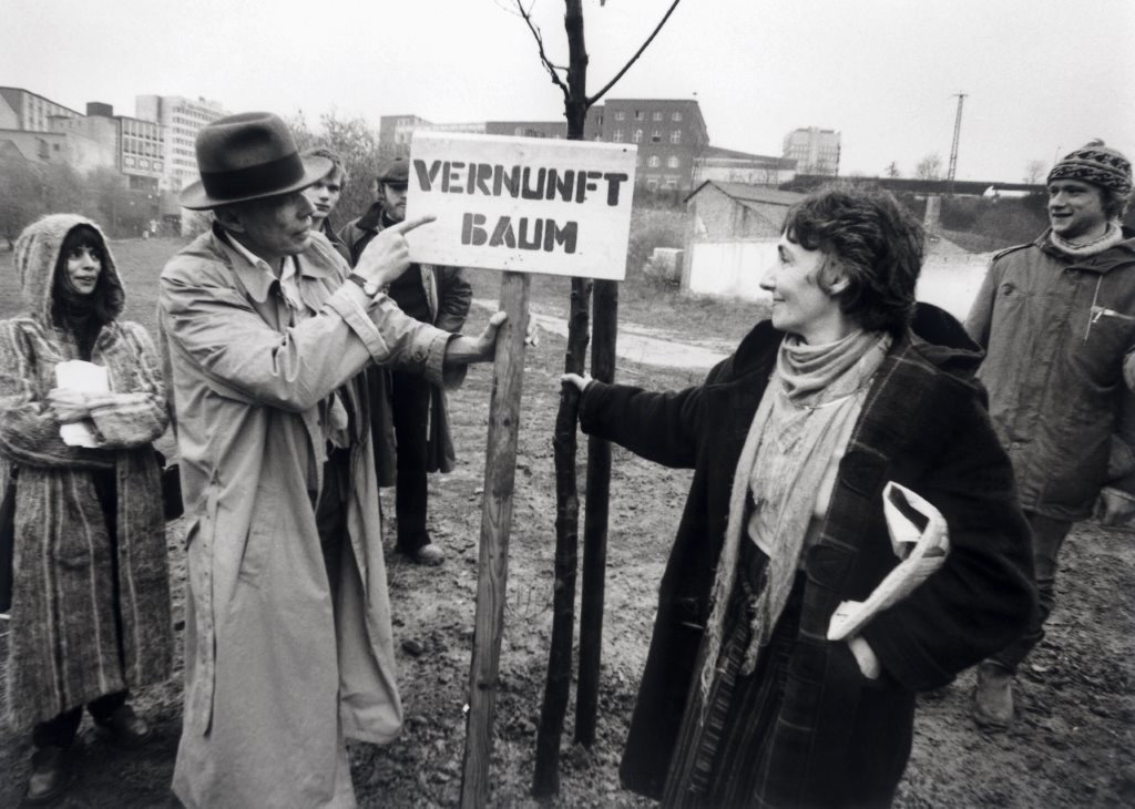 Joseph Beuys, Vernunft Baum (L’albero della ragione), 1984, foto Dieter Schwerdtle, Stiftung 7000 Eichen, Kassel